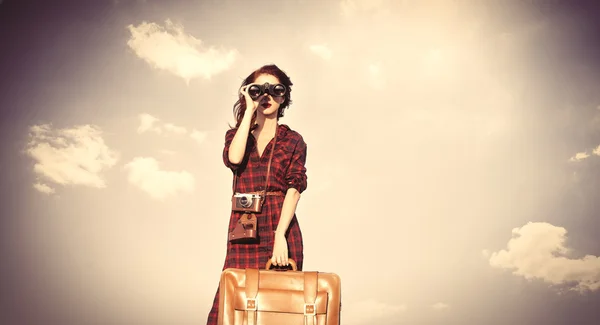 Девушка с сумкой и биноклем — стоковое фото