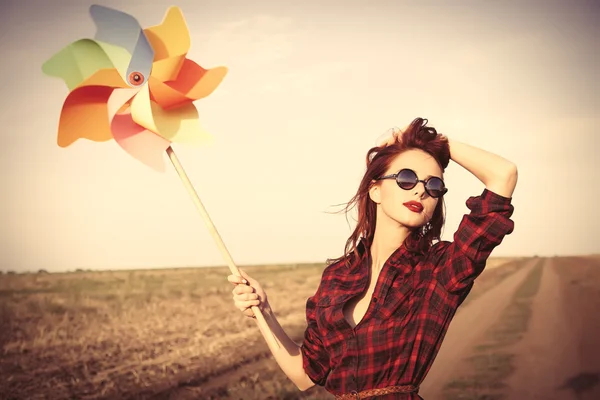 Ragazza con giocattolo del vento — Foto Stock