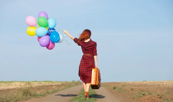 Meisje met veelkleurige ballonnen — Stockfoto