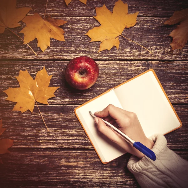 Mujer escribiendo algo a mano — Foto de Stock