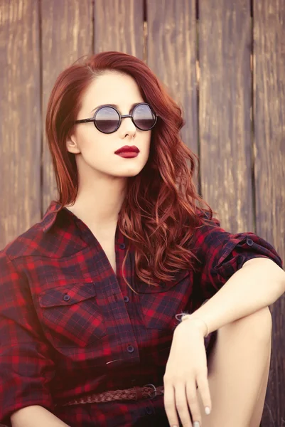 Hermosa chica con gafas de sol — Foto de Stock