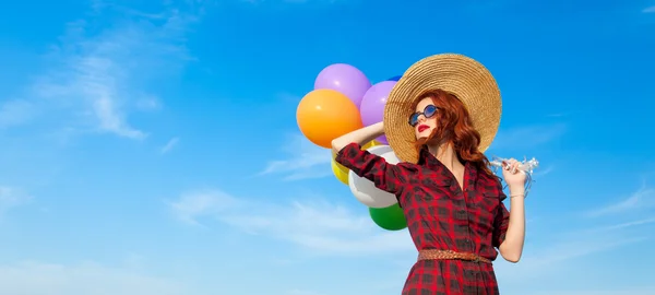 Flicka med mångfärgade ballonger — Stockfoto