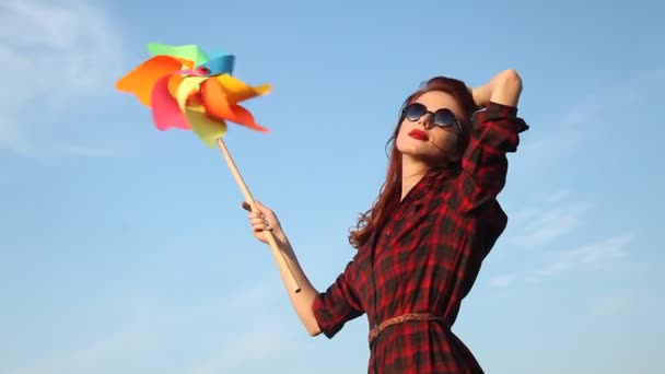 Jeune fille avec jouet éolien — Video