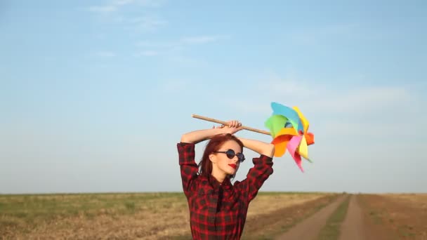 Молодая девушка с ветровой игрушкой — стоковое видео