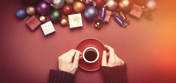 Girl holding cup of coffee — Stock Photo, Image