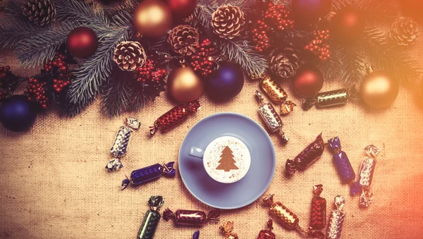 Hot cappuccino with christmas tree — Stock Photo, Image