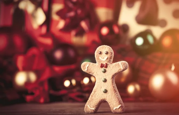 Cookie man and christmas gifts — Stock Photo, Image