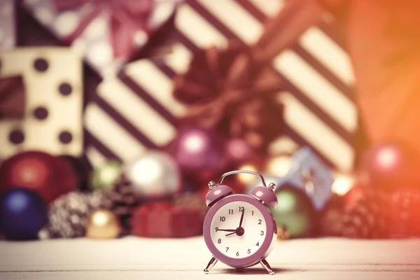 時計とクリスマスのおもちゃ. — ストック写真