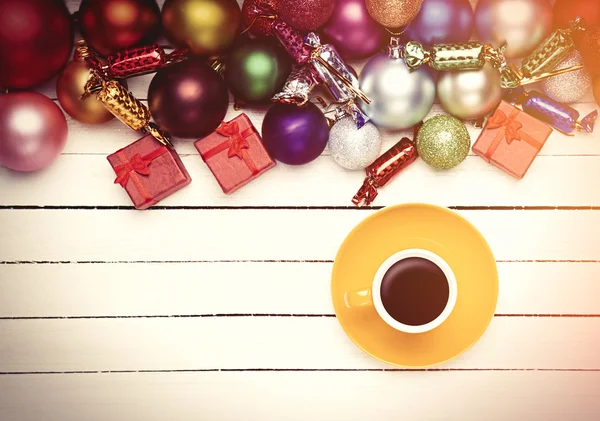 Kaffeetasse und Weihnachtsspielzeug — Stockfoto