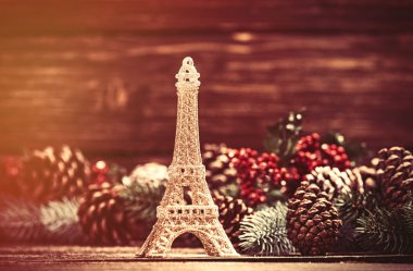 Eyfel Kulesi oyuncak Çamın dalları ile