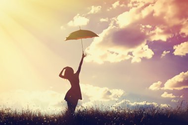 Şemsiyeli genç kadın