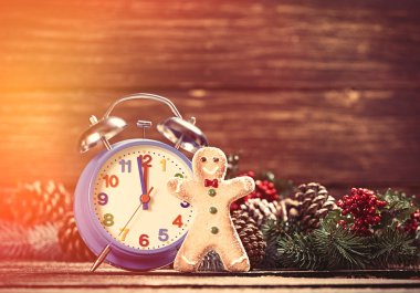 Çamın dalları yakınındaki çalar saat