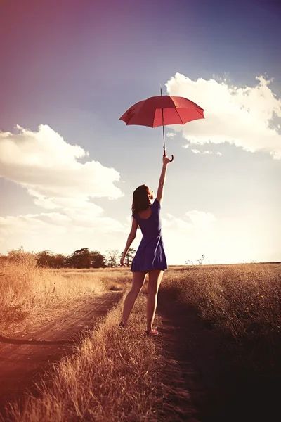 Красивая рыжая женщина с зонтиком — стоковое фото