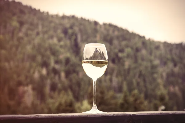 Glass of wine and mountains — Stock Photo, Image