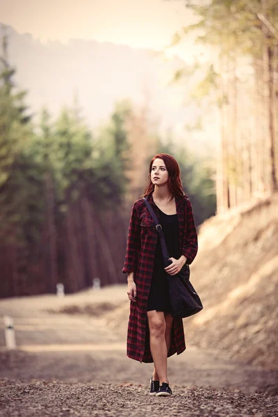 Redhead vrouw in tartan kleren — Stockfoto
