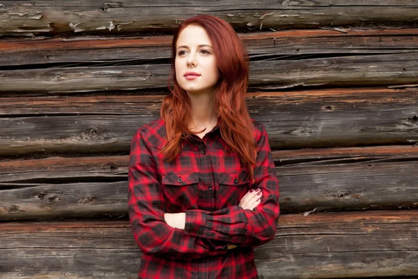 Retrato de uma mulher ruiva em tartan — Fotografia de Stock