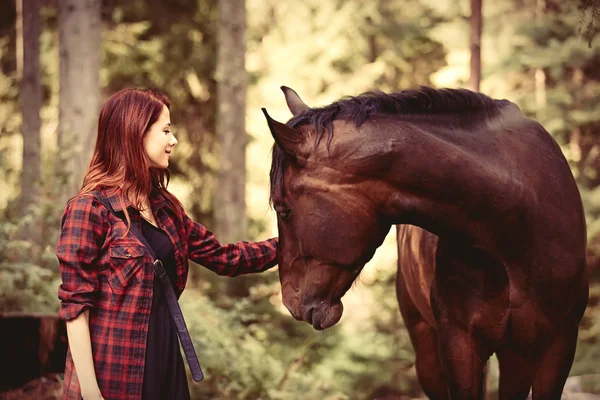 馬と赤毛の女の子 — ストック写真