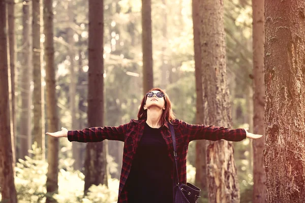 Mujer en el bosque —  Fotos de Stock