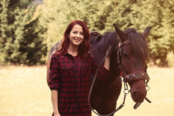 馬と赤毛の女性 — ストック写真