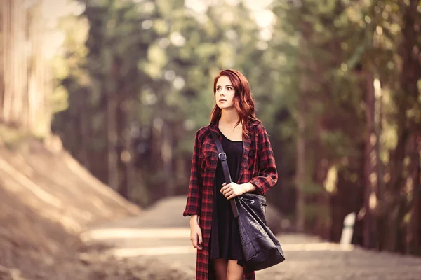 Portret van een redhead vrouw in tartan kleren — Stockfoto