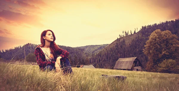 Vrouw zittend op het gras — Stockfoto