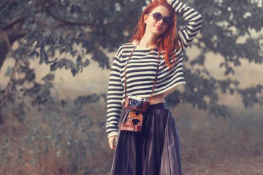 Kız güneş gözlüğü ve kamera