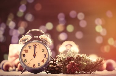 Noel ışıkları ile saat ve çam dalı