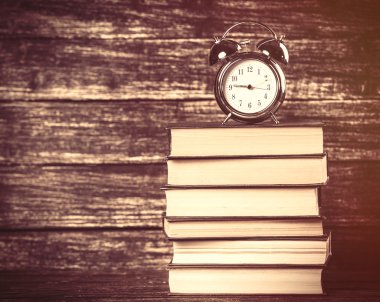 çalar saat ve kitaplar