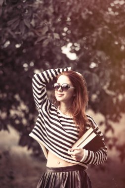 Kitaplar ile çizgili kazaklı kız