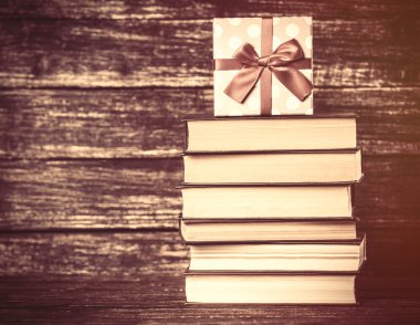 Hediye ve tablo kitap.