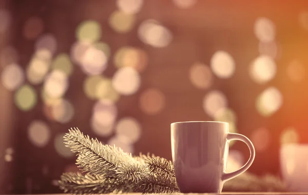 Coupe de thé et branche de pin avec lumières de Noël — Photo
