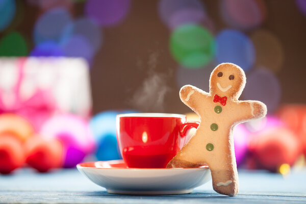 Чашка чая и печенья с рождественскими огнями
