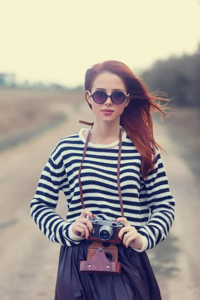 Девушка в солнечных очках и фотоаппарате — стоковое фото