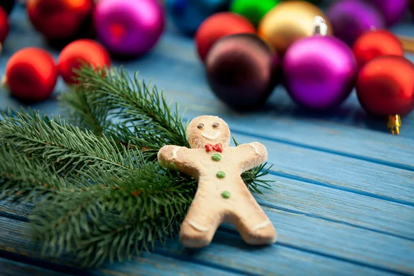 Homem de gengibre com brinquedos Chrsitmas — Fotografia de Stock