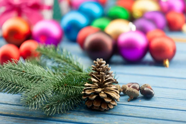 Çam kozalağı ve meşe palamutları Noel oyuncaklar ile — Stok fotoğraf
