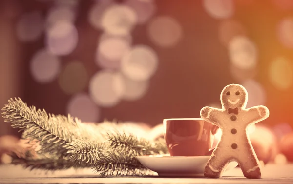 Tazza di tè e biscotti con luci natalizie — Foto Stock