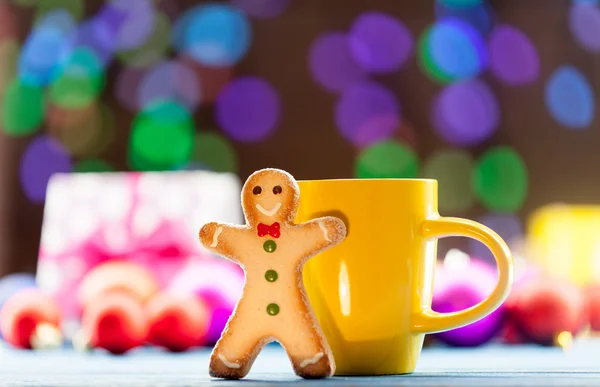 Tazza di tè e biscotti con luci natalizie — Foto Stock