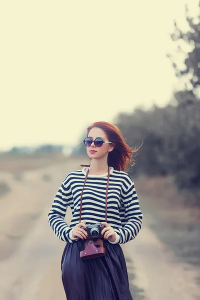 Ragazza in occhiali da sole e macchina fotografica — Foto Stock