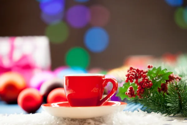 Tasse Tee und Geschenke — Stockfoto