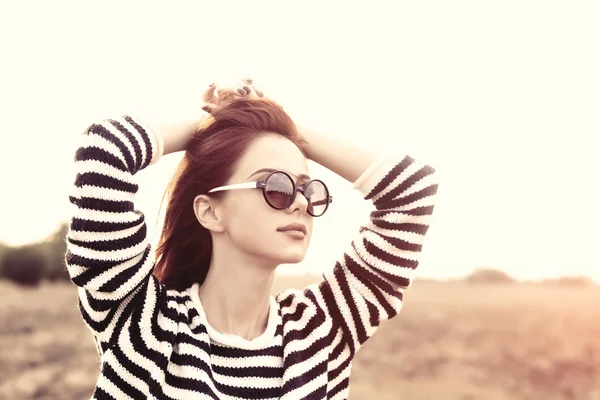 Ritratto di una giovane ragazza rossa in occhiali da sole — Foto Stock