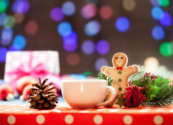 Šálek čaje a cookie s vánoční osvětlení — Stock fotografie