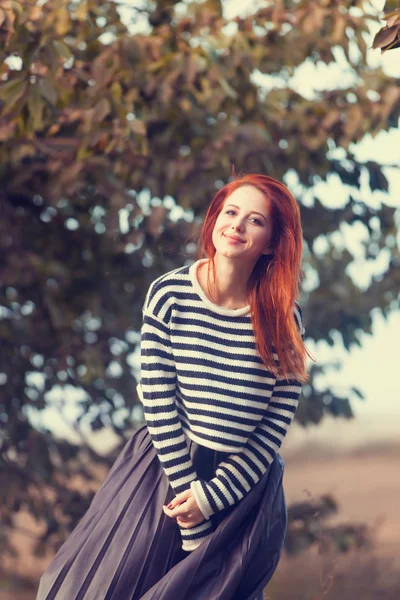 Dívka v pruhovaném svetru — Stock fotografie