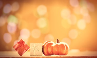 Kabak ve Sarı zemin üzerine hediyeler