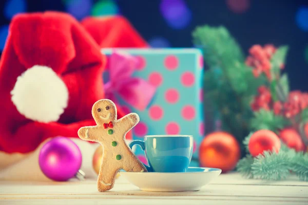 Santas hat and gingerbread with cup — Stock Photo, Image