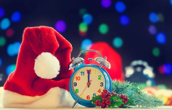 Cappello Babbo Natale e orologio blu in alaram — Foto Stock