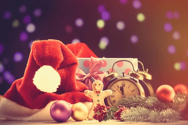 Santas hat and gifts — Stock Photo, Image
