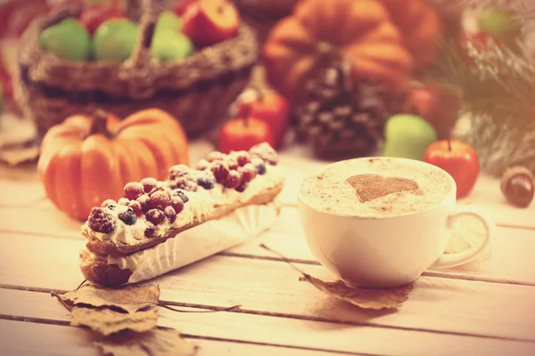 Eclair and cup of coffee — Stock Photo, Image