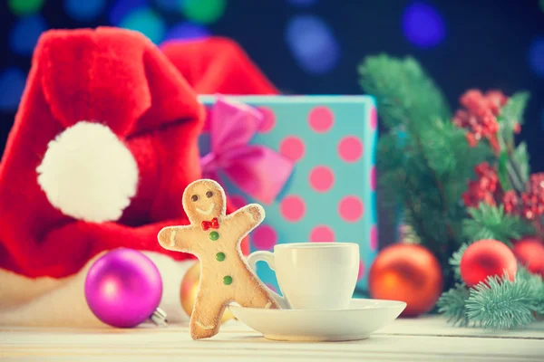 Chapéu de Pai Natal e pão de gengibre com copo — Fotografia de Stock