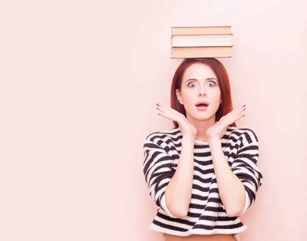 Femme avec livres au-dessus de la tête — Photo