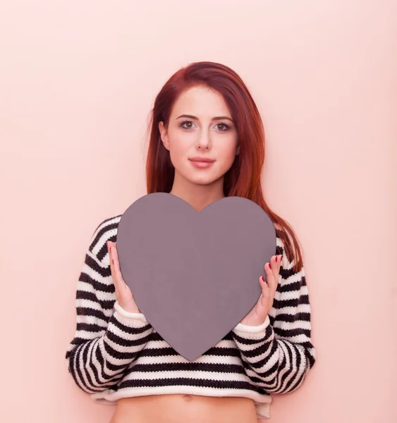 Mujer con corazón forma juguete —  Fotos de Stock